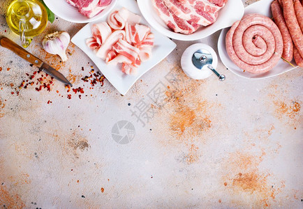 木板上的生肉和香肠图片