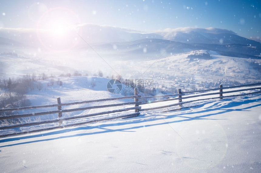 阳光明媚的冬季山丘图片