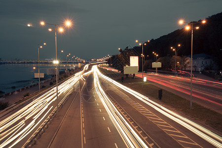 高速公路上的夜间城市交通图片