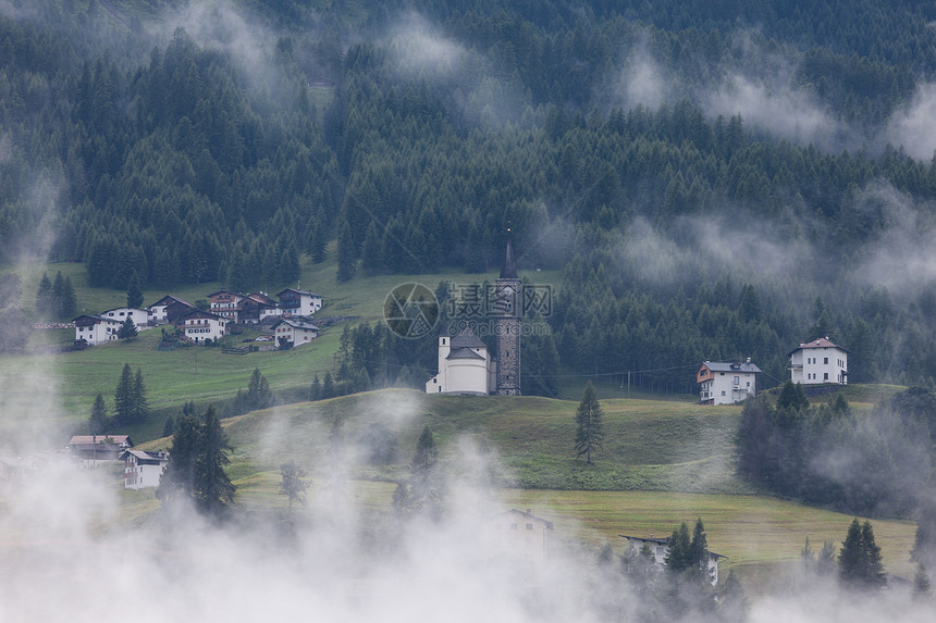 雾山上的阿尔卑斯村图片