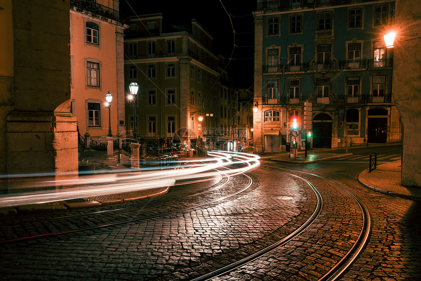 夜间欧洲老城街葡萄牙里斯本图片