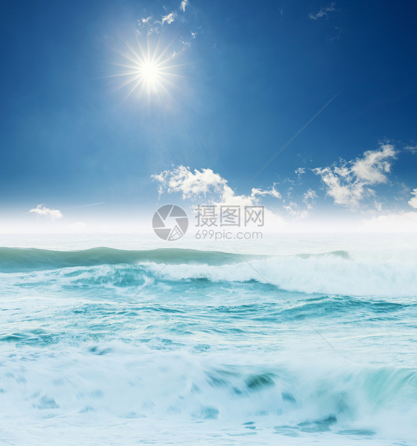 蓝色阳光天空下的海风图片