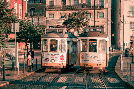 2017年5月3日葡萄牙里斯本街头传统老旧黄电车运行图片