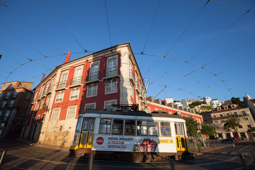2017年5月3日传统黄色电车在葡萄牙里斯本老街上运行图片