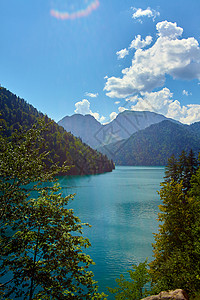 山区森林湖景观图片