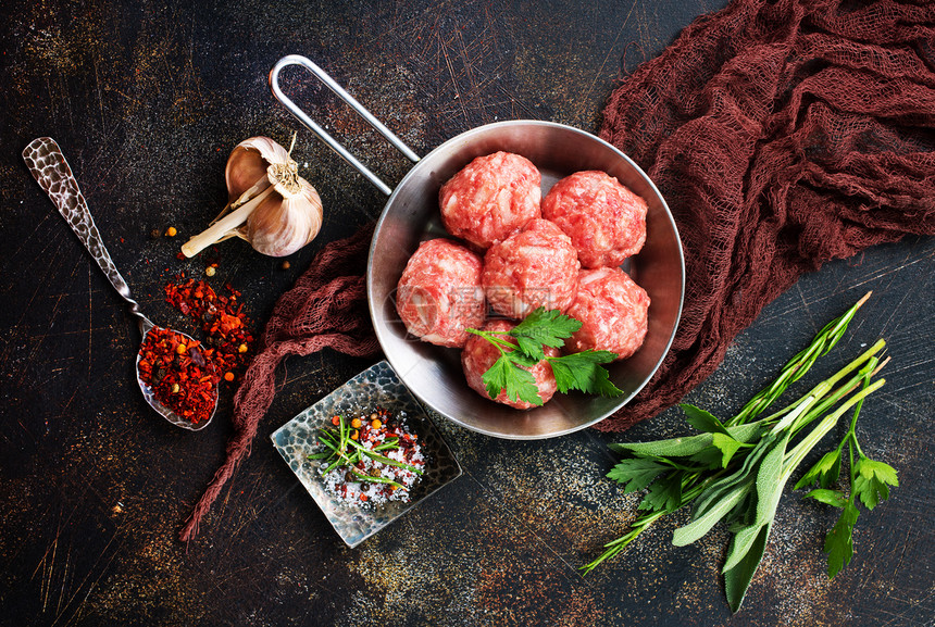 餐桌上有盐和香料的原肉丸图片