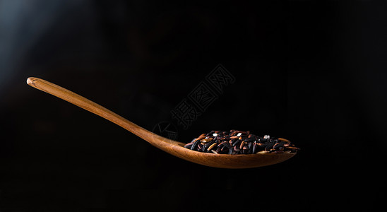 黑底木勺米饭图片