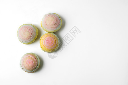 绿皮鸡蛋芒俯视图在白色背景里的粉彩色糕点背景