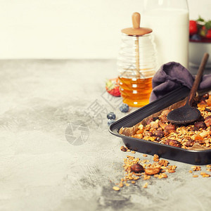 鲜奶蜂蜜浆果燕麦芽坚果种子和干等健康早餐图片