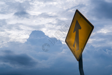 具有雨云背景的十字路警示标图片