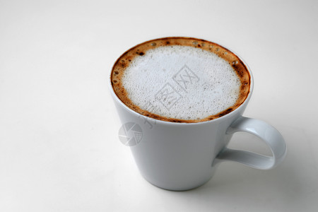 卡布奇诺咖啡杯中孤立于白色图片