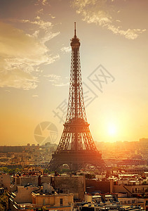 巴黎市风景与法国日落时在埃菲尔铁塔的景象背景