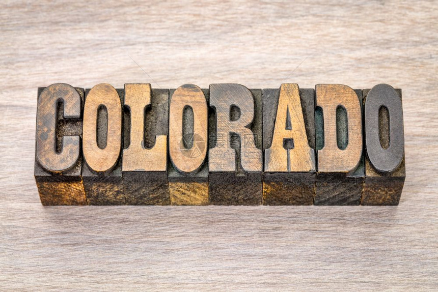 科罗拉多州以古老的生锈纸质印刷木材类型的词西部电影和纪念品中流行的法国克拉伦登字体图片