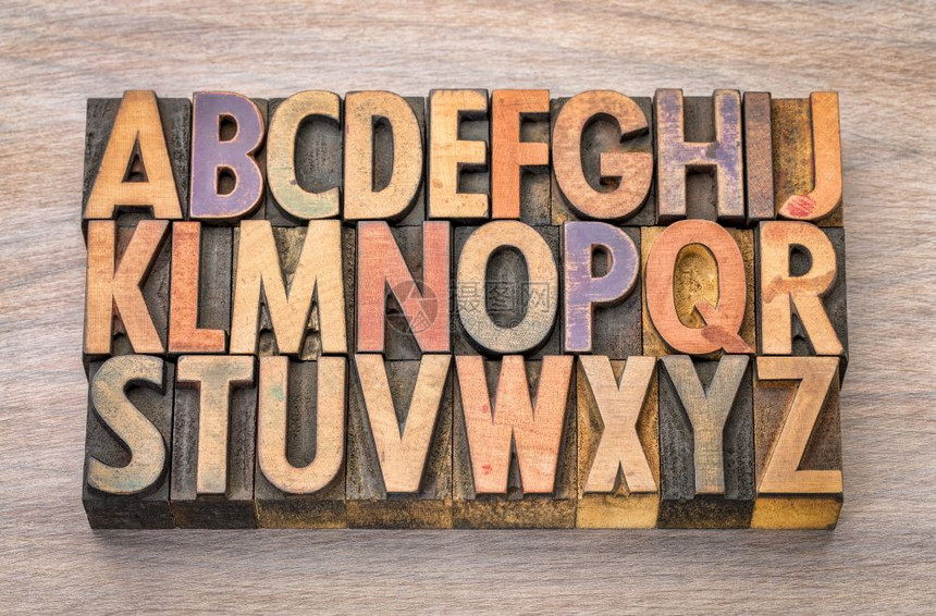 以旧印刷纸质木材类型块取代谷状木材的英文字母摘要图片