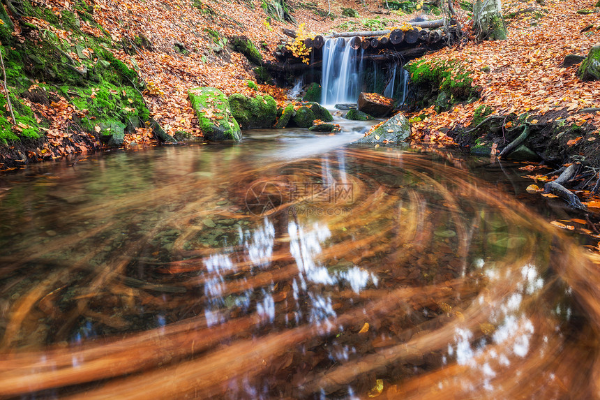丰富多彩的秋季森林瀑布图片