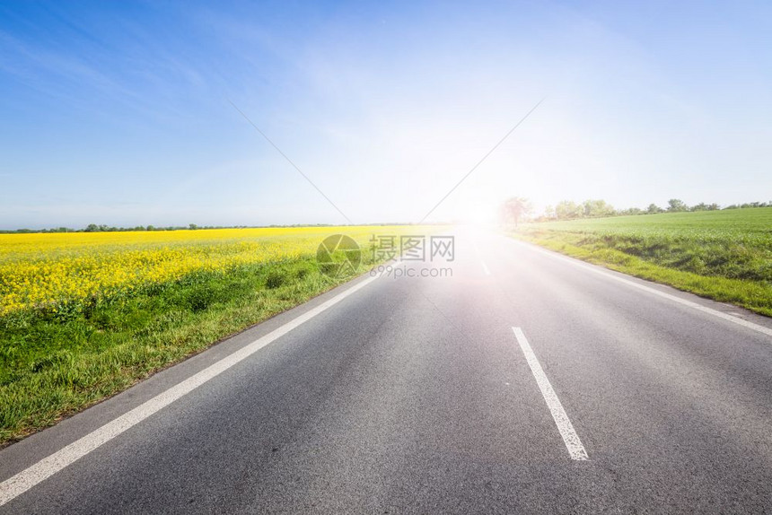 通往山丘的道路图片