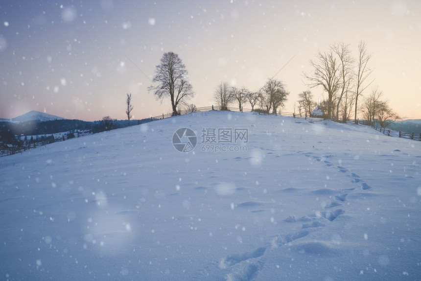 冬季山区雪农村地貌图片