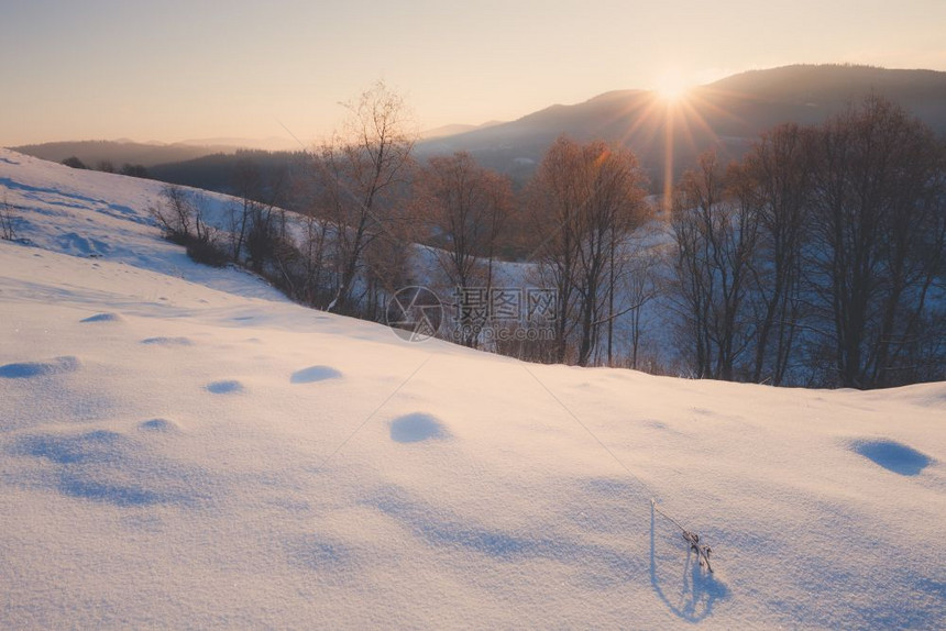 冬季山区雪农村日出风景图片