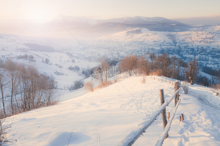 冬季山区雪农村日出风景图片