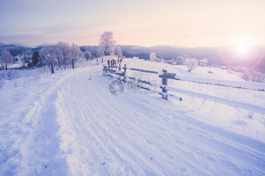 冬季山区雪农村日出风景图片