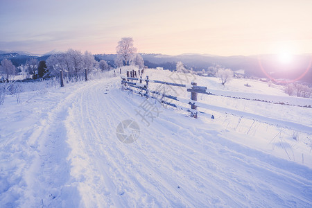 冬季山区雪农村日出风景图片