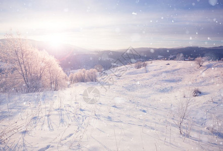 冬季山区雪农村日出风景图片