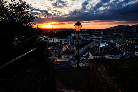 奥地利萨尔茨堡古城日落全景图片