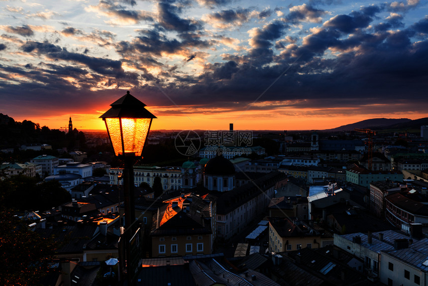 奥地利萨尔茨堡古城日落全景图片