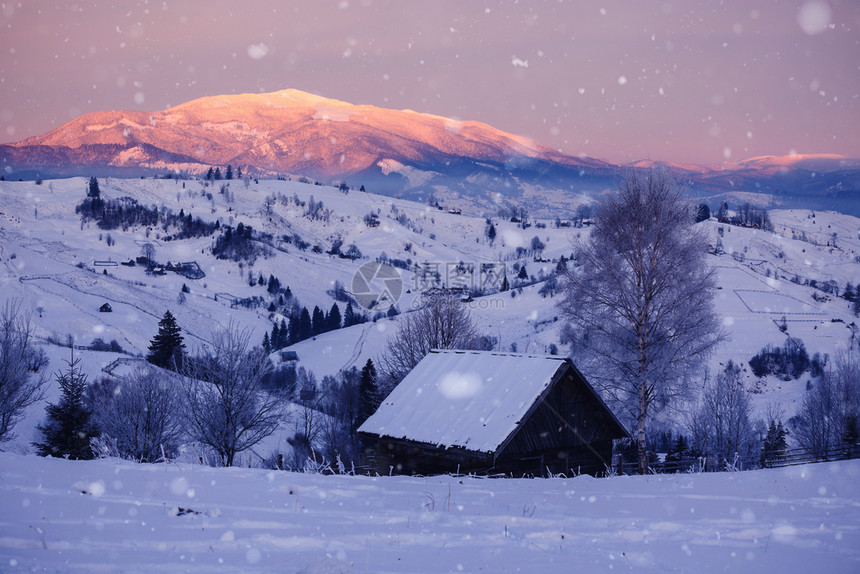 雪山有木屋图片