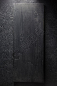 黑色背景纹理上的木签牌图片