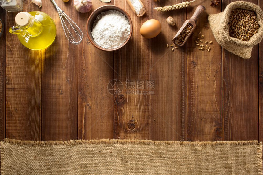 木板背景的面包材料图片