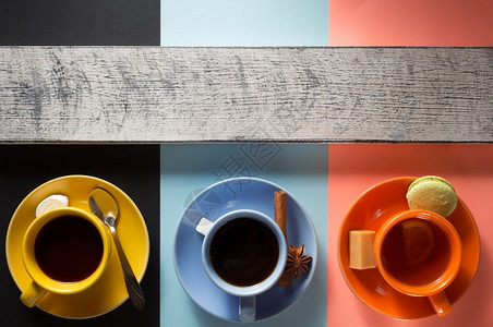 咖啡可和茶杯彩色纸面背景图片
