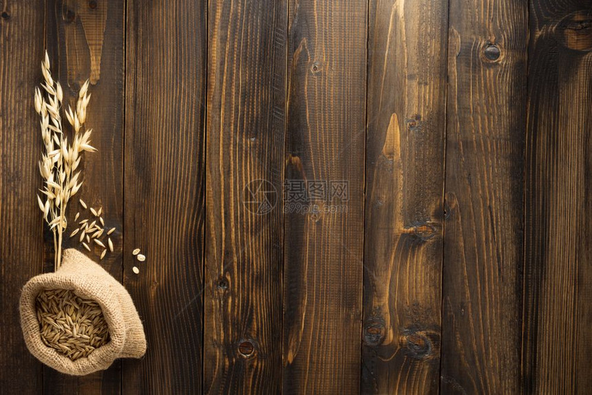 木背景上的燕麦耳图片