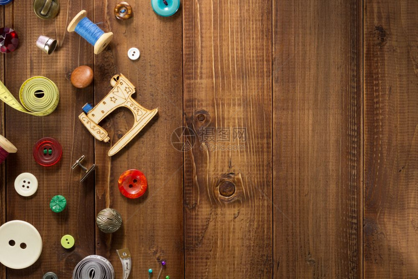木制背景缝纫工具和附件图片
