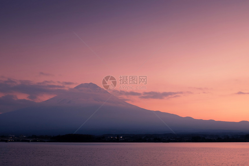 富士山与和平湖川口图片