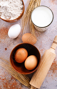 厨房桌面背景的鸡蛋面粉俯视图图片