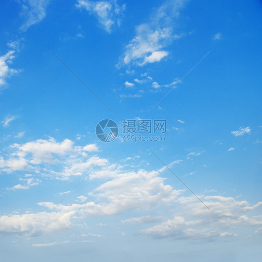 白云与明亮的蓝天相对照图片
