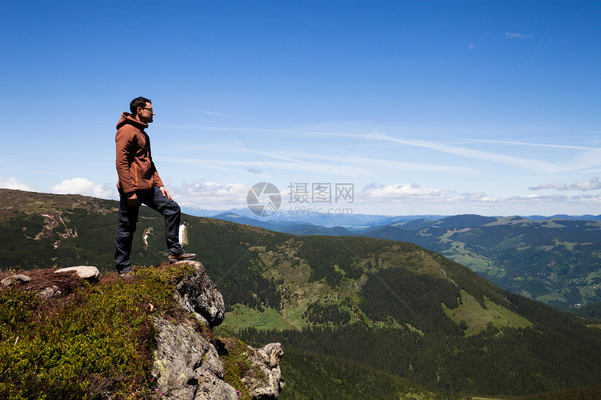 人站在山顶看着地平线图片