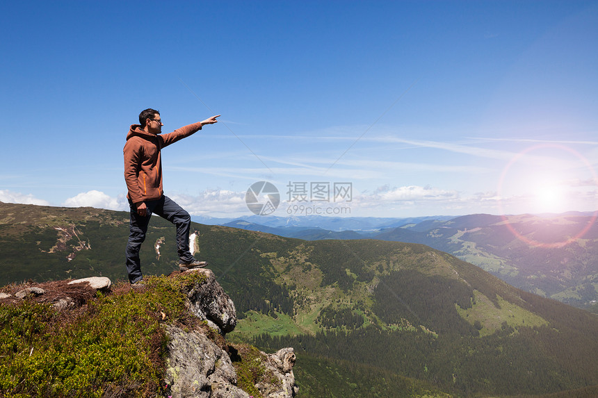 人站在山顶上地平线图片