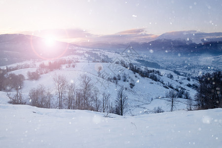 美丽的冬季山雪高景观背景图片