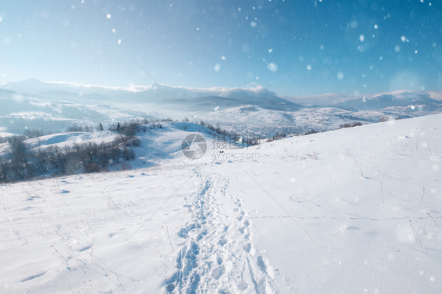 美丽的冬季山雪高景观图片