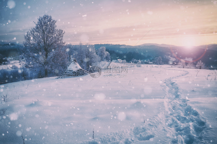冬季山区雪乡村日出古年风景图片