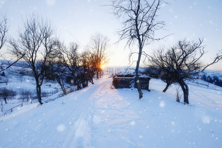 美丽的冬季山雪高景观图片