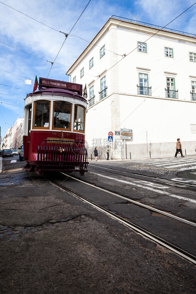 2016年月3日葡萄牙里斯本老城旧街道传统旅游电车图片