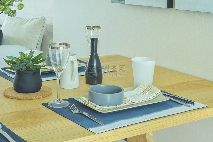 在木制餐桌上用陶瓷风格的餐桌图片