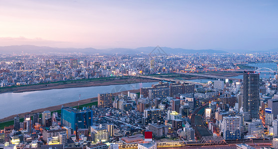日落时的日本大阪市高角度全景高清图片