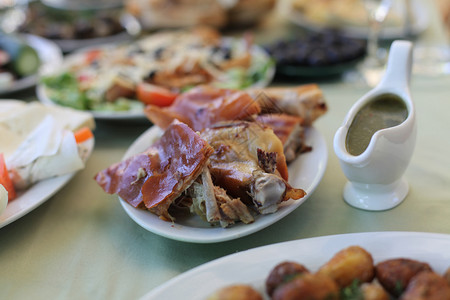 饭菜和烤猪食物桌背景图片