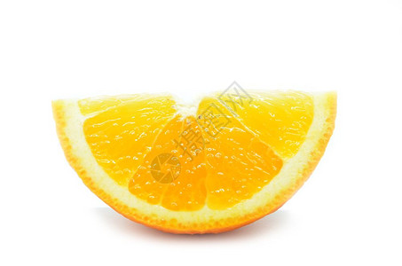 一个熟的多汁橙子半边是白底的图片