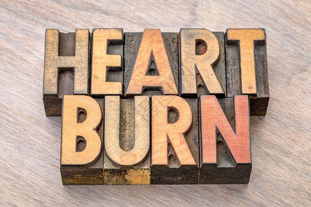 旧木纸质印刷打块中的心脏燃烧字摘要背景图片