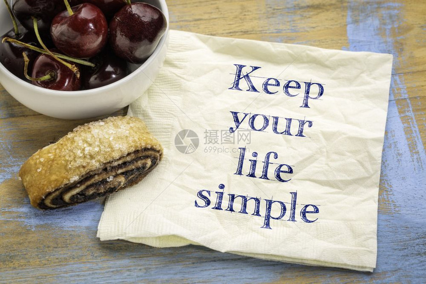 保持你一生简单的忠告或提醒用樱桃和饼干在餐巾纸上的笔迹图片